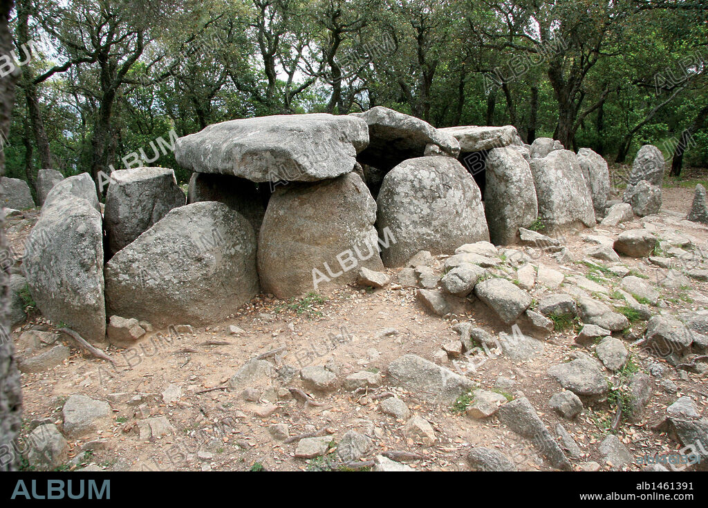 ARTE PREHISTORICO. MEGALITISMO. ESPAÑA. SEPULCRO MEGALITICO de la "COVA D'EN DAINA", datado en el 2000 a. C. ROMANYA DE LA SELVA. Provincia de Girona. Comarca del Baix Empordà. Cataluña.