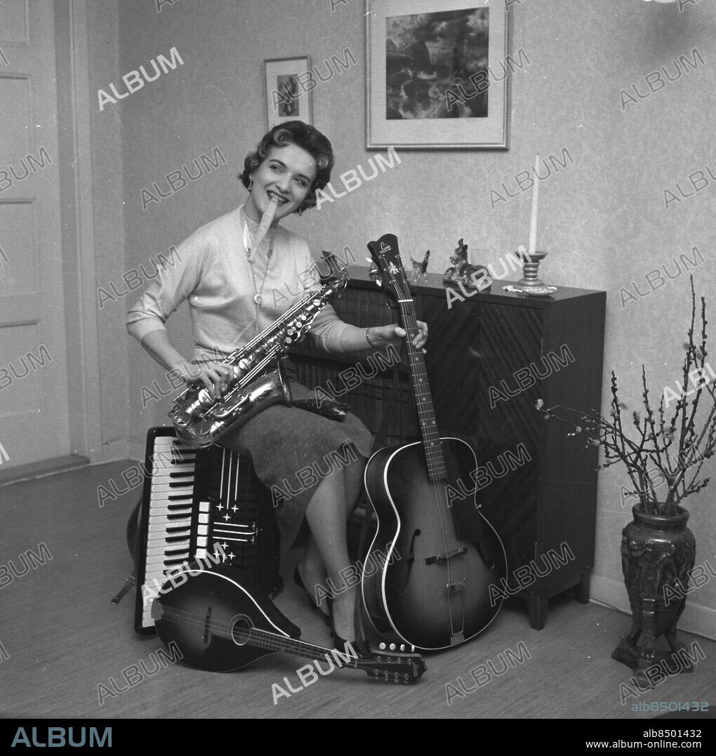 Göteborg 1957-01-31 - Multimusikant en Elisabeth Falk *** Local Caption *** Krep KT 02img462.jpg. KAMERAREPORTAGE.