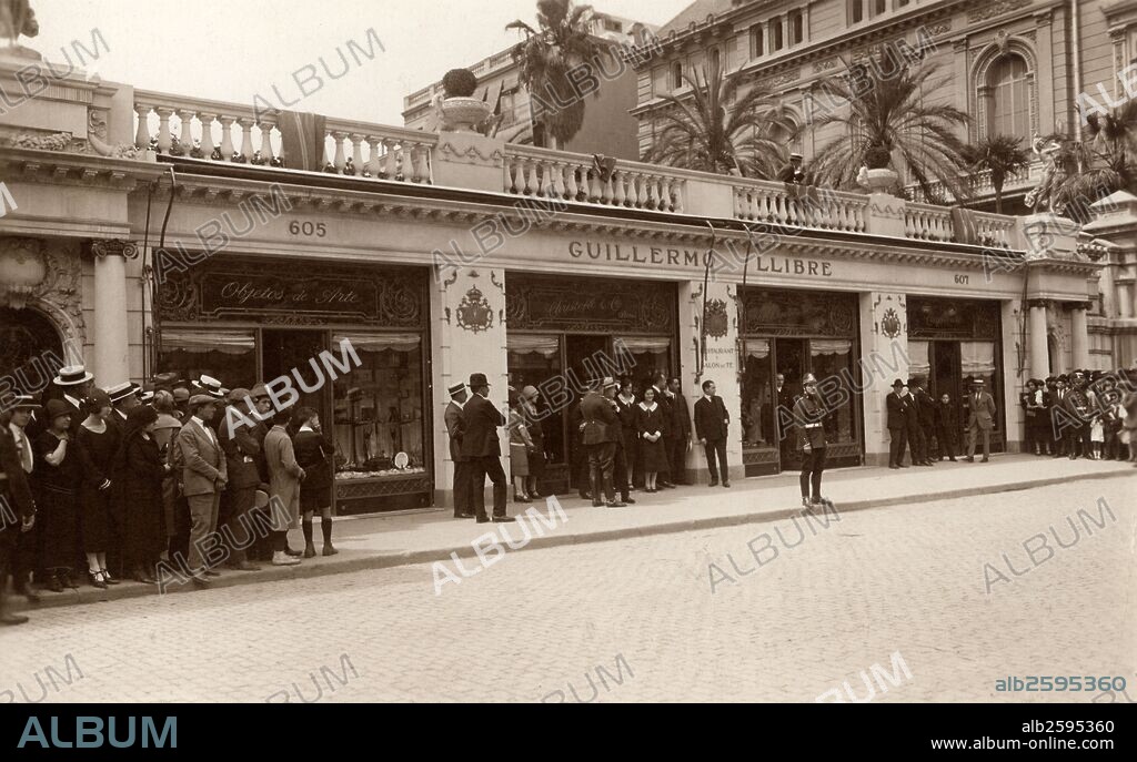 Barcelona. Fachada del comercio Guillermo Llibre en la Gran Via, entre Rambla de Cataluña y Paseo de Gracia. Restaurante, confitería, salón de té y objetos de arte. Año 1905.