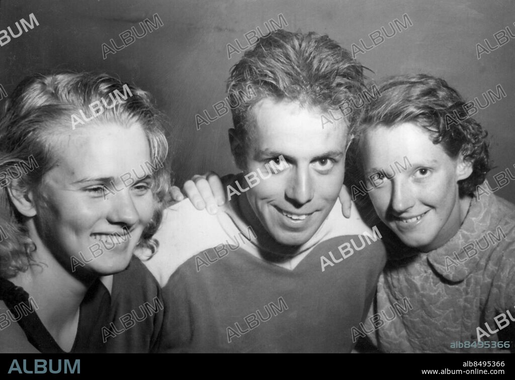 Orig. bildtext... OLYMPISKA SIMUTTAGNINGAR ägde rum på söndagen rum i Sportpalatset. - Tre London-resenärer med kalasform, fr.v. Ingegärd Fredin, Per-Olof Östrand och Elisabeth Ahlgren. 11-7-48 Orig. bildtext... OLYMPISK SIMMARTRIO I KALASFORM - INGEGÄRD FREDIN, PER OLOF ÖSTRAND OCH ELISABETH AHLGREN. Anm. P-O Östrand, 1930-1980, svensk simmare; deltog i tre olympiska spel 1948-1956. I Fredin, 1930- , svensk simmerska. E Ahlgren, 1925-2010, svensk simmerska. Trio Hålla om Rufs Tröjor Kamrater CD670 persons: ELISABETH AHLGREN;PER-OLOF ÖSTRAND;INGEGÄRD FREDIN sites: LONDON*;SVERIGE;STOCKHOLM.