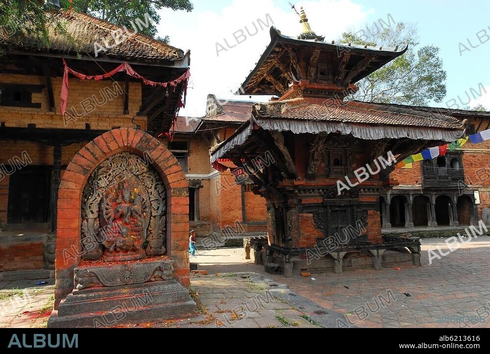 Changu Narayan (Bagmati, Nepal), Changu Narayan Tempel (Vishnu geweiht, gegründet im 4. Jh.).-Teilansicht.-Foto, 16.11.2006.