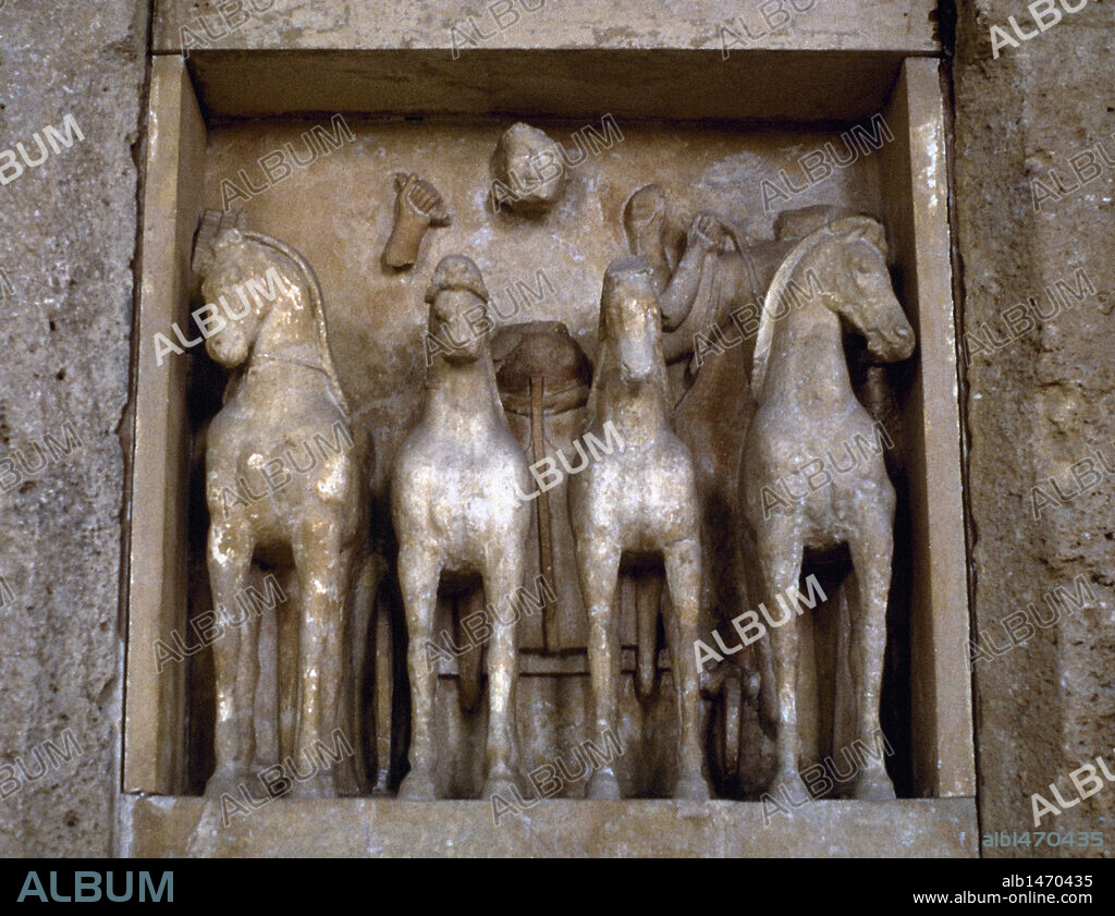 ARTE GRIEGO. MAGNA GRECIA. METOPA del Templo C de SELIMONTE (580 AC.). Representación de el CARRO DE HELIOS. Museo de Palermo. Italia.