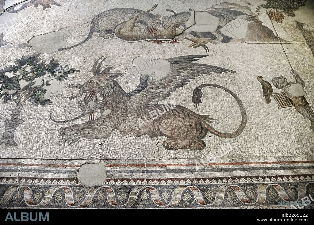 ARTE ROMANO. IMPERIO DE ORIENTE. TURQUIA. Detalle de uno de los mosaicos que decoraban los pavimentos del antiguo Palacio del Imperio Bizantino construido por orden de Constantino (s. IV), llamado el Gran Palacio Imperial. "LEON ALADO DEVORANDO UN LAGARTO". Fechados entre los siglos IV-VI. MUSEO DE LOS MOSAICOS (MOZAIK MÜZESI). Estambul. Turquía.