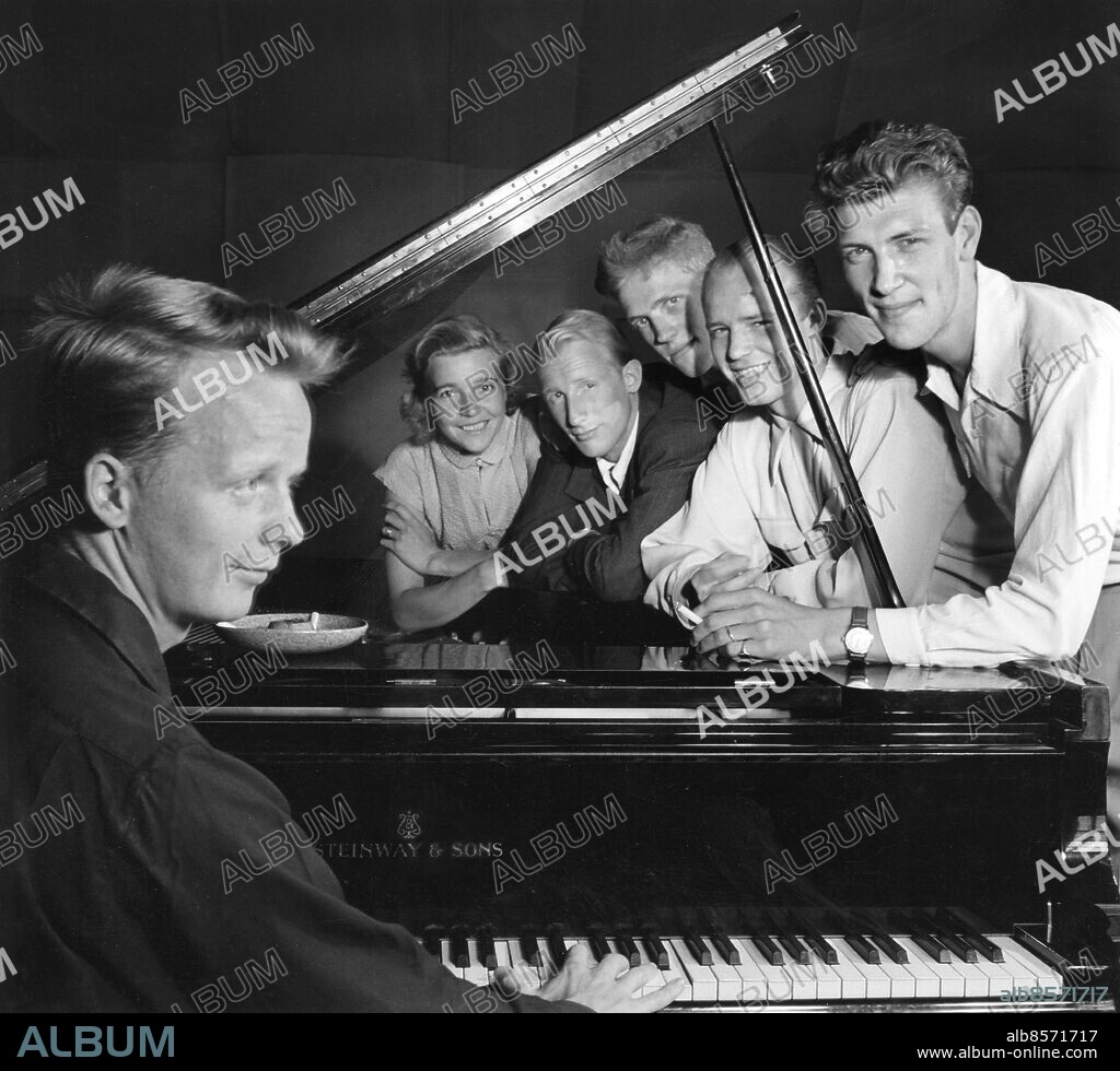 1951-07-30.. Inspelning av ALICE BABS SJUNGER TILL ANDREW BURMANS KVINTETT.. Radiprogram.. Sänt första gången 1951-07-30.. Här ses Alice Babs, sångerska, med Andrew Burmans kvintett. 3:e fr h ses Anders Burman.. Foto: Lars Wallén / RiR / SVT / Kod: 5600. RiR sv/v. Mapp: RADIO-Musikbilder Anders Burmans orkester L3.