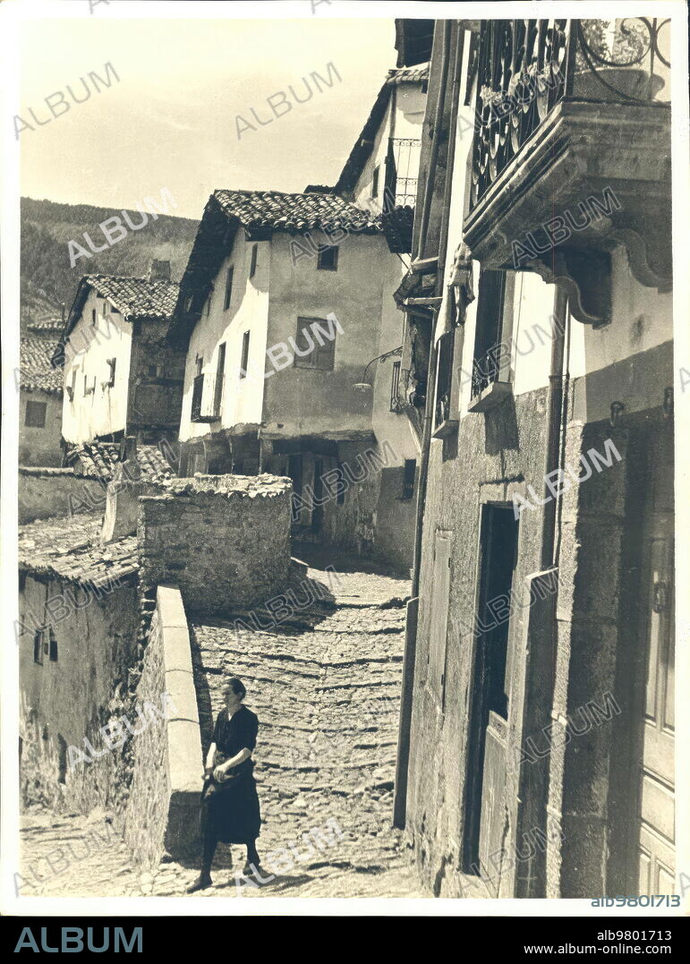 Abril 1946. Una mujer en una calle de Ortigosa de Cameros en Logroño.