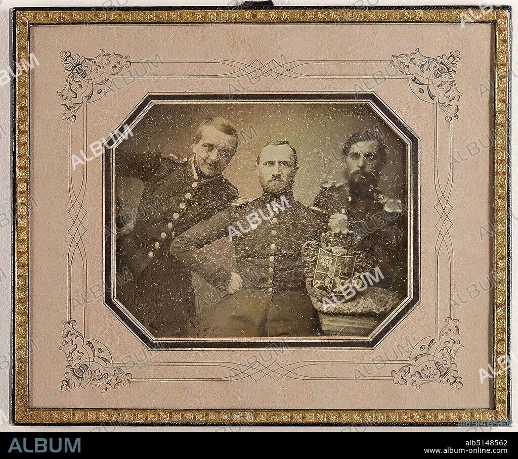 Gregor Renard, Three Holstein officers with the coat of arms of Schleswig-Holstein. Kiel, 1848, daguerreotype, image size: height: 6.90 cm; width: 8.60 cm, in ink on label: photographer, title, reminder of a worthy cloverleaf! from 1848! for Dr. Wachs by Mathilde Arnemann, portrait photography, group portrait, man, officer (army), seated figure, standing figure, coat of arms (state symbol), uniforms (military).