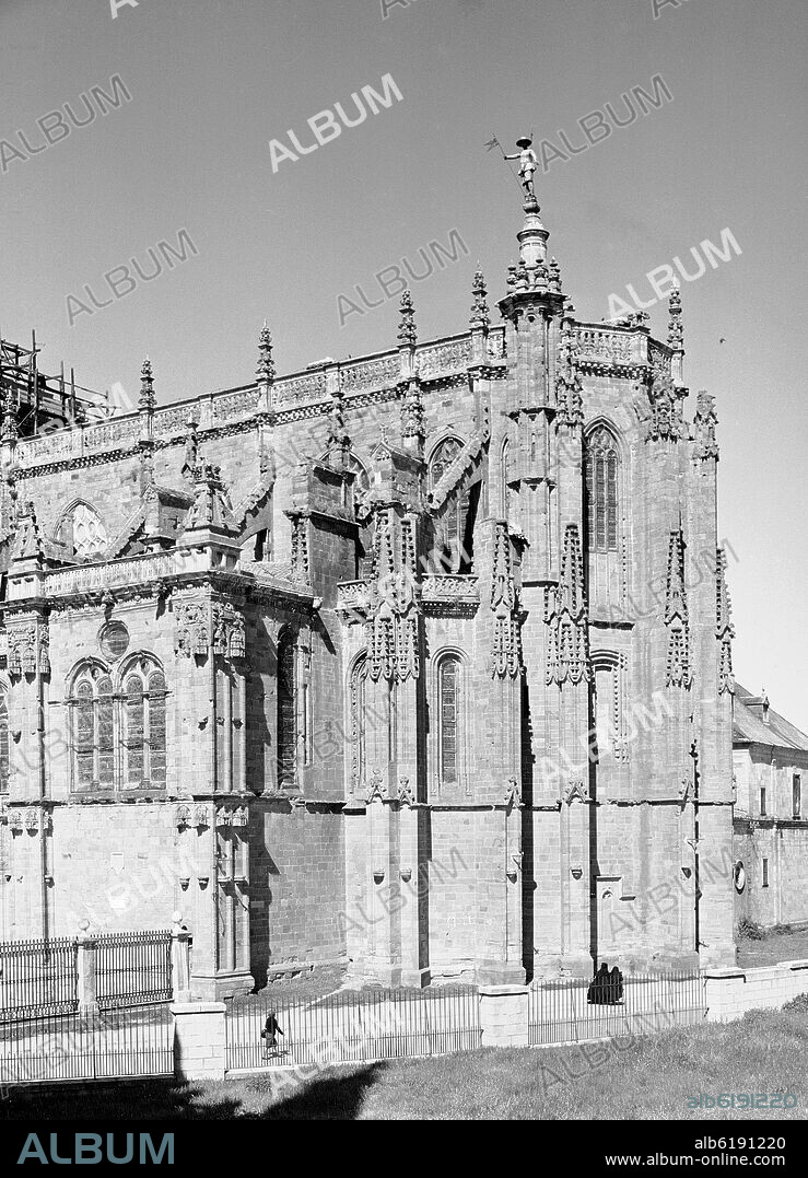 ABSIDE DE LA CATEDRAL DE ASTORGA - GOTICO FLORIDO - FOTOGRAFIA EN BLANCO Y NEGRO - AÑOS 60.