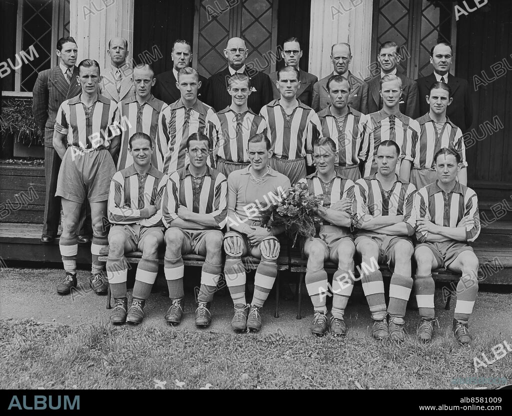 Göteborg IFK Göteborg vinner allsvenskan i fotboll 1942. Längst bak fr v: Helge Jonson , Gunnar Rydberg (ordförande resp. lagledare), Josef Holsner , Herbert Johansson , Gösta Bohman , Nils Grönvall , Gustaf Waller och Ragnar Sandberg . Mittraden: Arne NYberg , Åke Samuelsson , Leif Larsson , Bengt Mossberg , Holger "Proppen" Bengtsson , Gunnar Gren , Fritz Berg , Gösta Eriksson . Främre raden fr v: Ernst Andersson , Nils Eriksson , Axel Ohlsson , Folke Johansson , Olle Hultfeldt och Folke Larsson .. Foto: Kamerareportage *** Local Caption *** . KAMERAREPORTAGE.