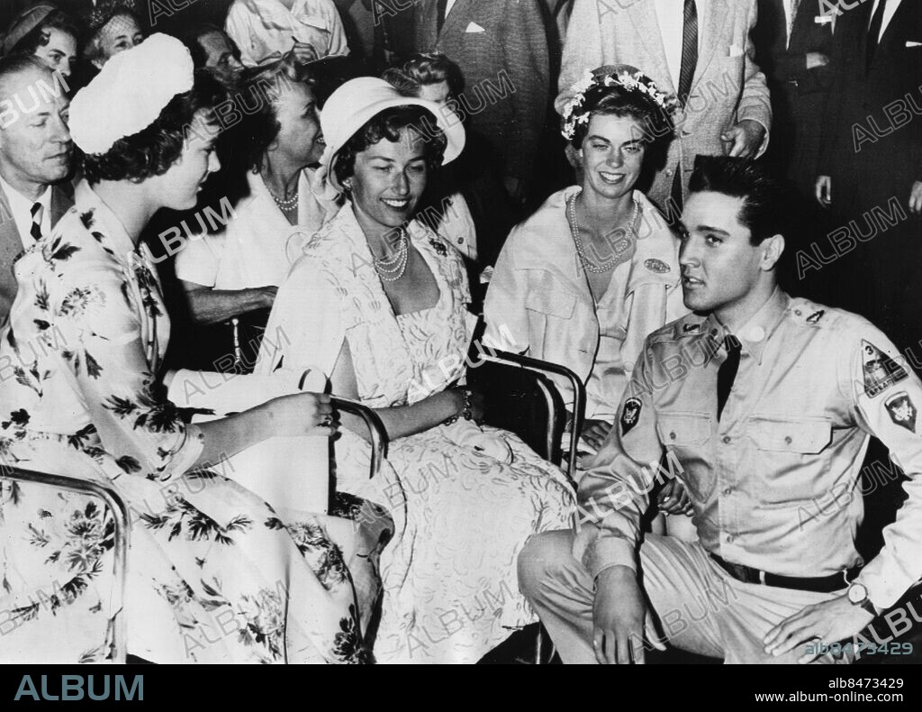 HOLLYWOOD 19600706. Prinsessan Margrethe, Danmark, prinsessan Astrid, Norge och prinsessan Margaretha, Sverige, charmas av sångaren och skådespelaren Elvis Presley, USA, vid premiären av hans senaste film "G. I. Blues".. Foto: UPI / SCANPIX / Kod: 450.