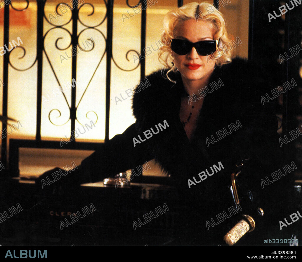 MADONNA en FOUR ROOMS, 1995, dirigida por ALEXANDRE ROCKWELL, ALLISON ANDERS, QUENTIN TARANTINO y ROBERT RODRIGUEZ. Copyright MIRAMAX.