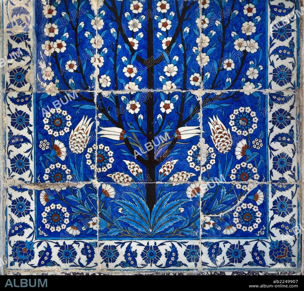 ARTE ISLAMICO-ESTILO OTOMANO. TURQUIA. Detalle de los AZULEJOS procedentes de la famosa fábrica de IZNIK, que decoran el interior de la TÜRBE o MAUSOLEO DE ROXELANA o DE HASEKI HÜRREN, esposa de Solimán el Magnífico, obra de SINAN (siglo XVI). ESTAMBUL. Turquía.