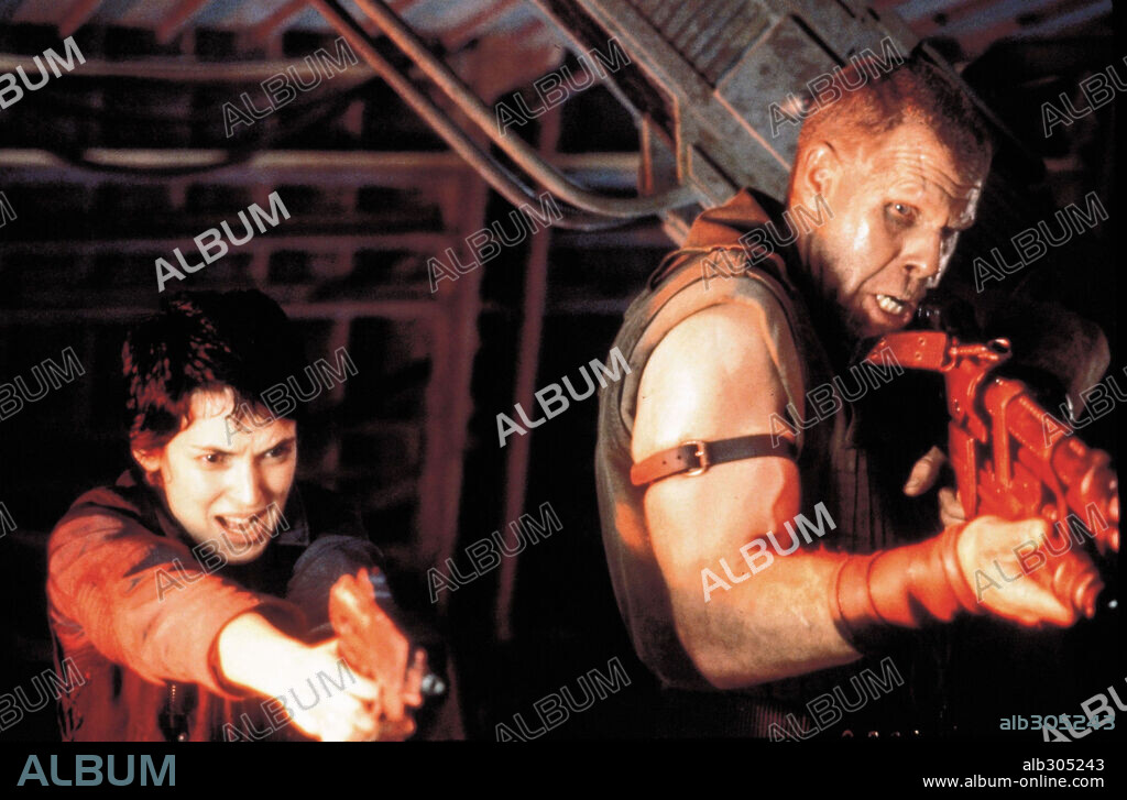 RON PERLMAN and WINONA RYDER in ALIEN: RESURRECTION, 1997, directed by JEAN-PIERRE JEUNET. Copyright 20TH CENTURY FOX / TENNER, SUZANNE.