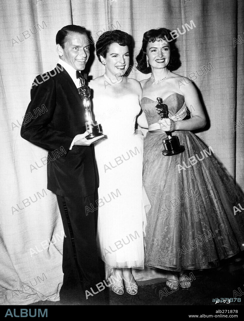 DONNA REED, FRANK SINATRA y MERCEDES McCAMBRIDGE. 26ª Edición de los Premios Oscar (1954). Frank Sinatra premiado como mejor actor secundario por "De aquí a la eternidad". Donna Reed premiada como mejor actriz secundaria por "De aquí a la eternidad". Les acompaña la actriz Mercedes McCambridge. 1954