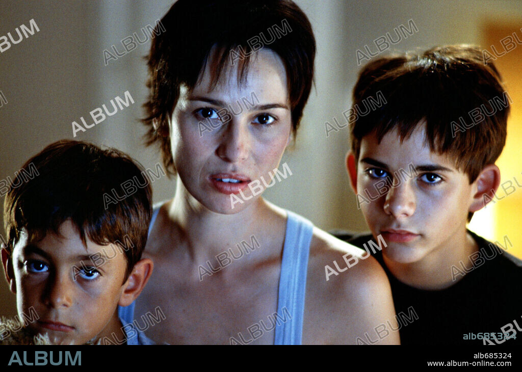 ARIADNA GIL, NACHO PEREZ y OMAR MUÑOZ en AUSENTES, 2005, dirigida por DANIEL CALPARSORO. Copyright STAR LINE TV PRODUCTIONS.