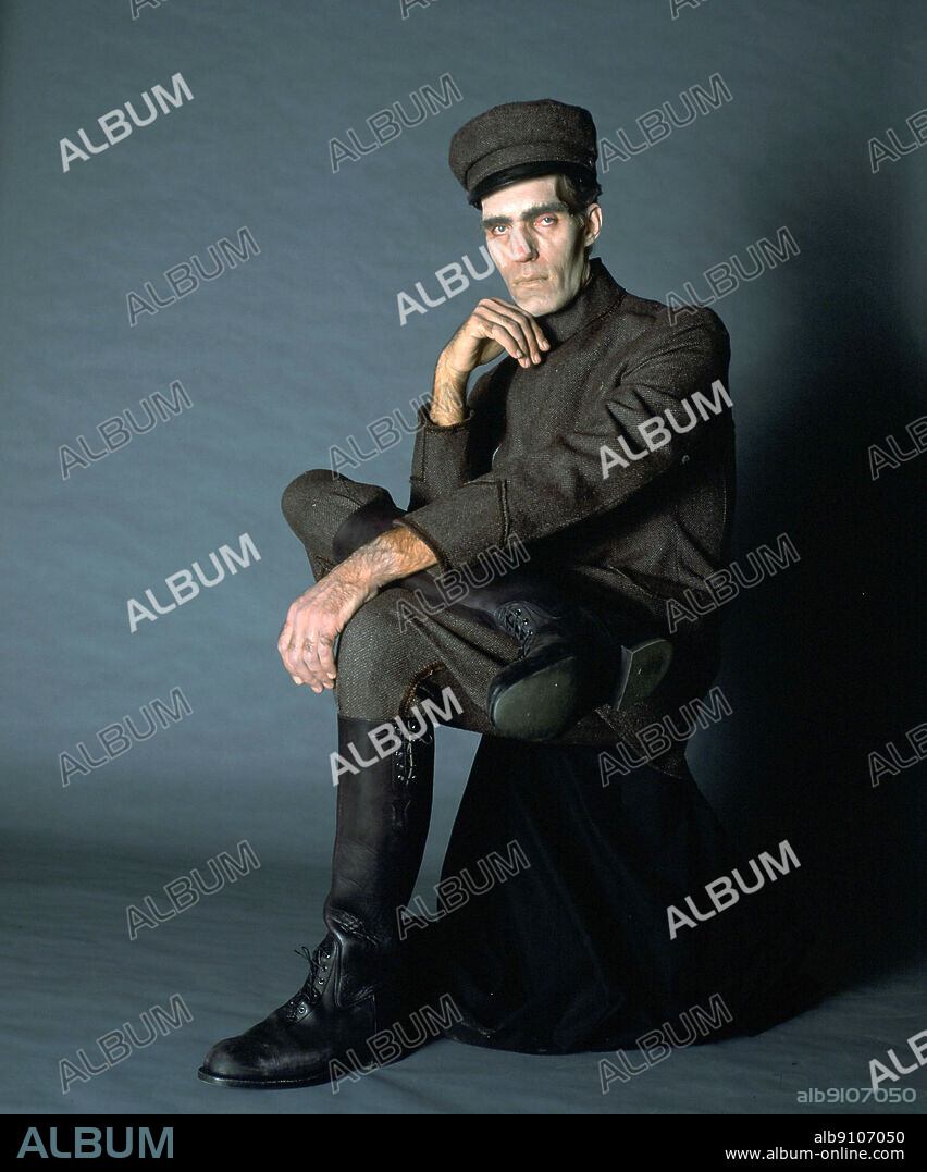 CAREL STRUYCKEN in THE ADDAMS FAMILY, 1991, directed by BARRY SONNENFELD. Copyright COLUMBIA PICTURES.