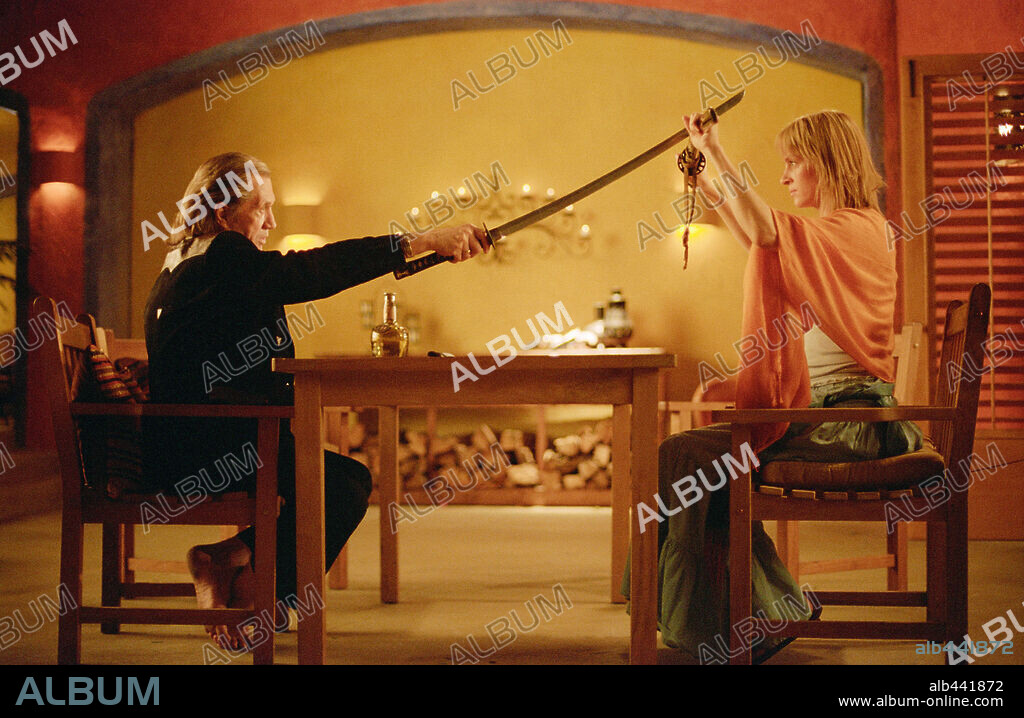 DAVID CARRADINE y UMA THURMAN en KILL BILL: VOLUMEN 2, 2004 (KILL BILL: VOL. 2), dirigida por QUENTIN TARANTINO. Copyright MIRAMAX / COOPER, ANDREW.
