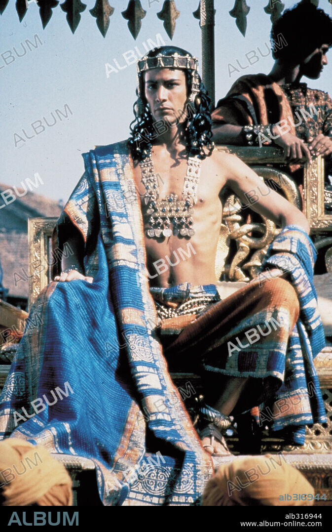 KEANU REEVES en EL PEQUEÑO BUDA, 1993 (LITTLE BUDDHA), dirigida por BERNARDO BERTOLUCCI. Copyright MIRAMAX.