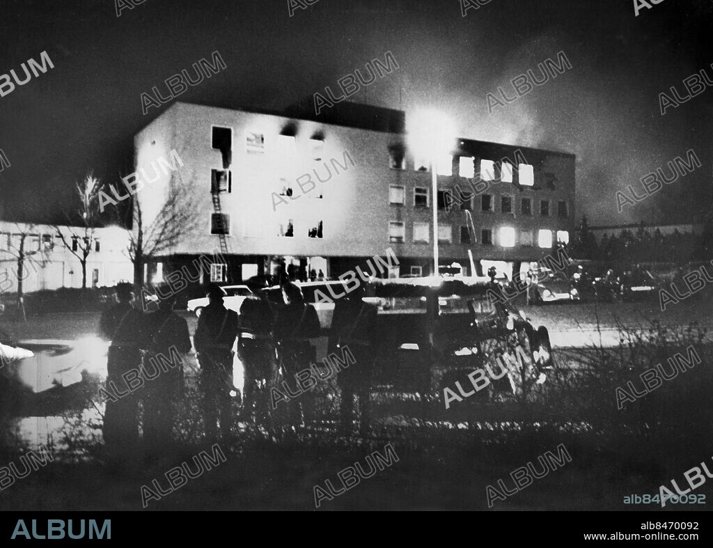 ARKIV STOCKHOLM 1975-04-24. Västtysklands ambassad i Stockholm står i brand efter att en bomb har exploderat i samband med ett gisslandrama utfört av Kommando Holger Meins ur terroristgruppen Röda armé-fraktionen (RAF) 24 april 1975. Två personer sköts ur gisslan sedan den västtyska regeringen avvisat terroristernas krav på att frisläppa ett antal medlemmar ur terrorgruppen från sina fängelsestraff i Västtyskland. Även två av ockupanterna dog vid explosionen den ene en vecka efter ambassadockupationen.. Foto: Svenska Dagbladet / TT / Kod: 11014.