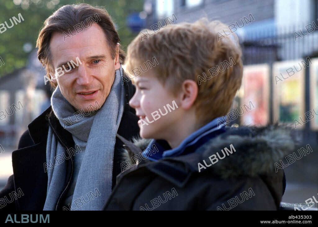 LIAM NEESON et THOMAS BRODIE-SANGSTER dans LOVE ACTUALLY, 2003, réalisé par RICHARD CURTIS. Copyright UNIVERSAL STUDIOS / MOUNTAIN, PETER.