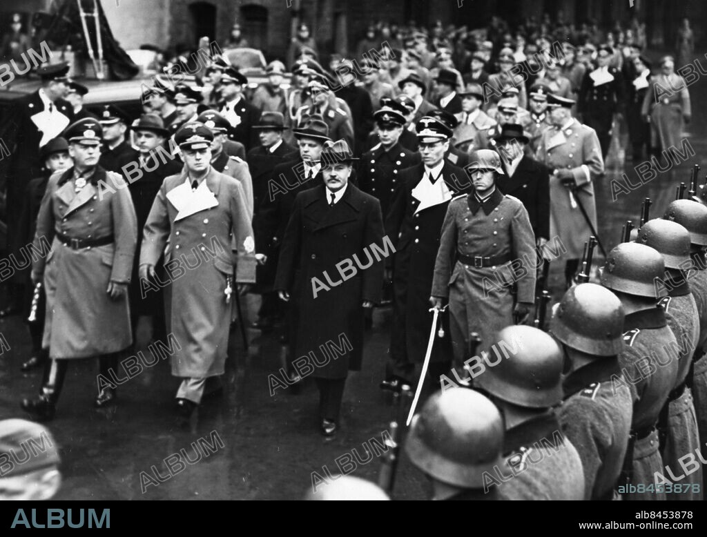 ARKIV BERLIN 19401117. Wilhelm Keitel (t.v.), tysk generalfältmarskalk, Joachim von Ribbentrop, tysk utrikesminister och Vjatjeslav Molotov, sovjetisk utrikesminister, tågar inför hederskompaniet vid järnvägsstationen i Berlin. Foto: SVT Bild / Scherl Bilderdienst / Kod: 5600 AB Text & Bilder Tysk originaltext BCE652 persons: WILHELM KEITEL;JOACHIM VON RIBBENTROP;VJATJESLAV MOLOTOV sites: SOVJETUNIONEN*;TYSKLAND;BERLINBilden får endast användas i programpresenterande sammanhang. Fotografens namn, Sveriges Television samt programmets titel skall alltid anges.