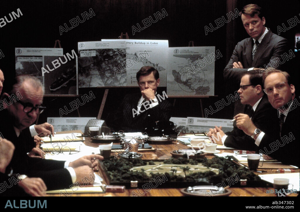 BRUCE GREENWOOD and STEPHEN CULP in THIRTEEN DAYS WHICH SHOCKED THE WORLD, 2000 (THIRTEEN DAYS), directed by ROGER DONALDSON. Copyright NEW LINE CINEMA / GLASS, BEN.