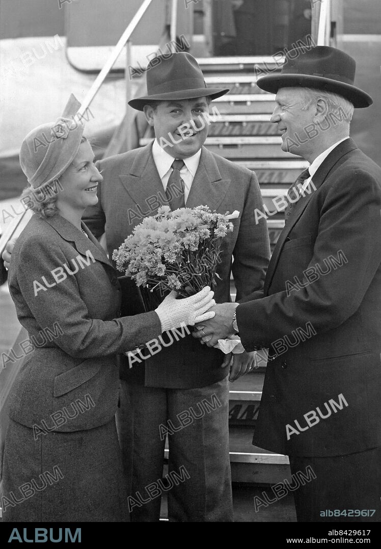 1951-09-11.. Einar Larsson (th), fd operasångare, vinkar av och överräcker en blombukett till Jussi Björling, operasångare, och hans hustru Anna-Lisa, sångare och skådespelare, inför makarna Björlings avresa till New York vid en Amerikaturné.. Foto: Owe Sjöblom / AB Text & Bilder / SVT / Kod: 5600. Mapp: Björling, Jussi Familjebilder 1.