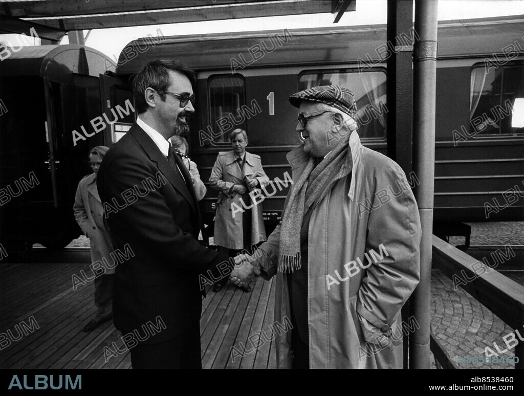 ARKIV 19831025.. Företagsledaren Percy Barnevik (t.v.) välkomnar politikern och företagaren Nils G Åsling. Barnevik var VD i Asea 1980-1987 och i Asea Brown Boveri, ABB, 1988-1996. Åsling var centerpartist och industriminister 1976-1978 och 1979-1982.. Foto: Gunnar Lundmark / SvD / TT / 11014.