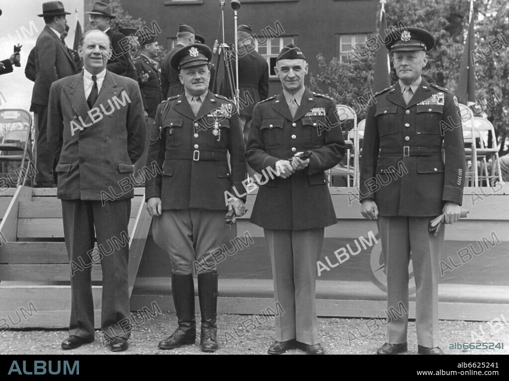 The political adviser of the American military government in Berlin, Robert D. Murphy, (l-r) major general Ernest Harmon, general Lucius D. Clay, and the new boss of the Berlin military police, major general Withers A. Burress, on 1 May 1947 in Berlin. 01/05/1947