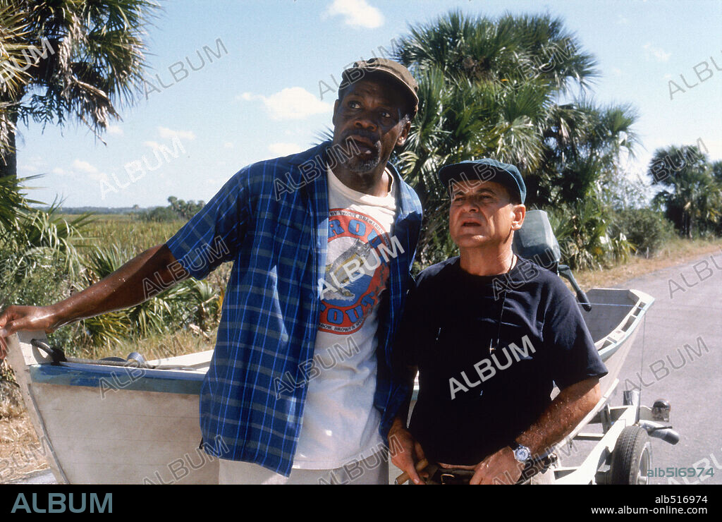 DANNY GLOVER and JOE PESCI in GONE FISHIN', 1997, directed by CHRISTOPHER CAIN. Copyright HOLLYWOOD PICTURES.