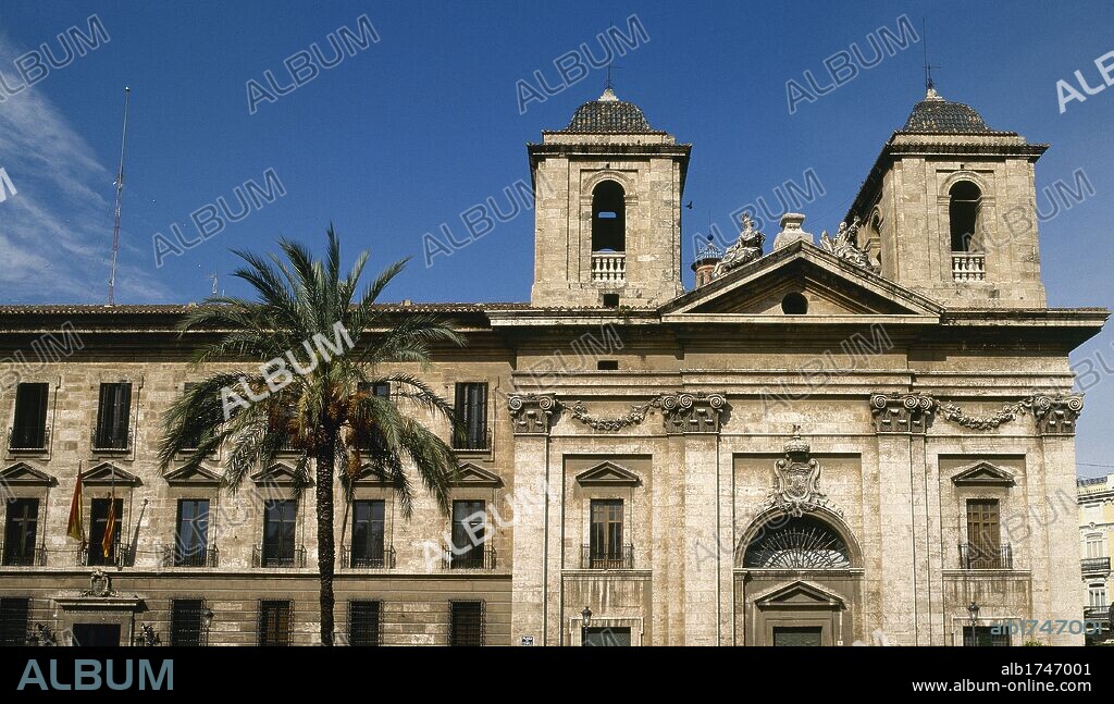 ARTE S. XIX. NEOCLASICO. ESPAÑA. IGLESIA Y PALACIO DEL TEMPLE. Edificio construido por Carlos III para la Orden de Montesa, de estilo neoclásico. La iglesia muestra en su fachada el escudo de la Casa Borbón y dos estatuas alegóricas de la religión y la devoción. Es la sede actual de la Delegación del Gobierno en la Comunidad Valenciana. VALENCIA.