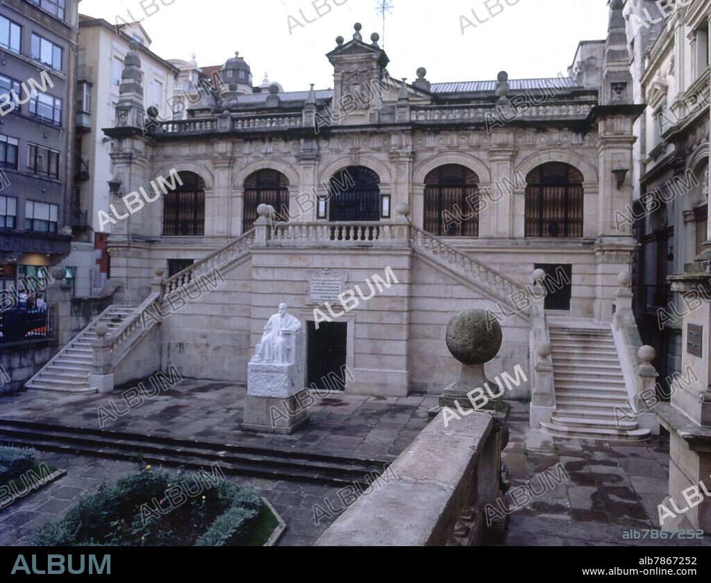 LEONARDO RUCABADO (1875-1918). EXTERIOR - BIBLIOTECA CON LA ESTATUA SEDENTE DE MENENDEZ PELAYO EN EL JARDIN DE ENTRADA - FOTO AÑOS 00.