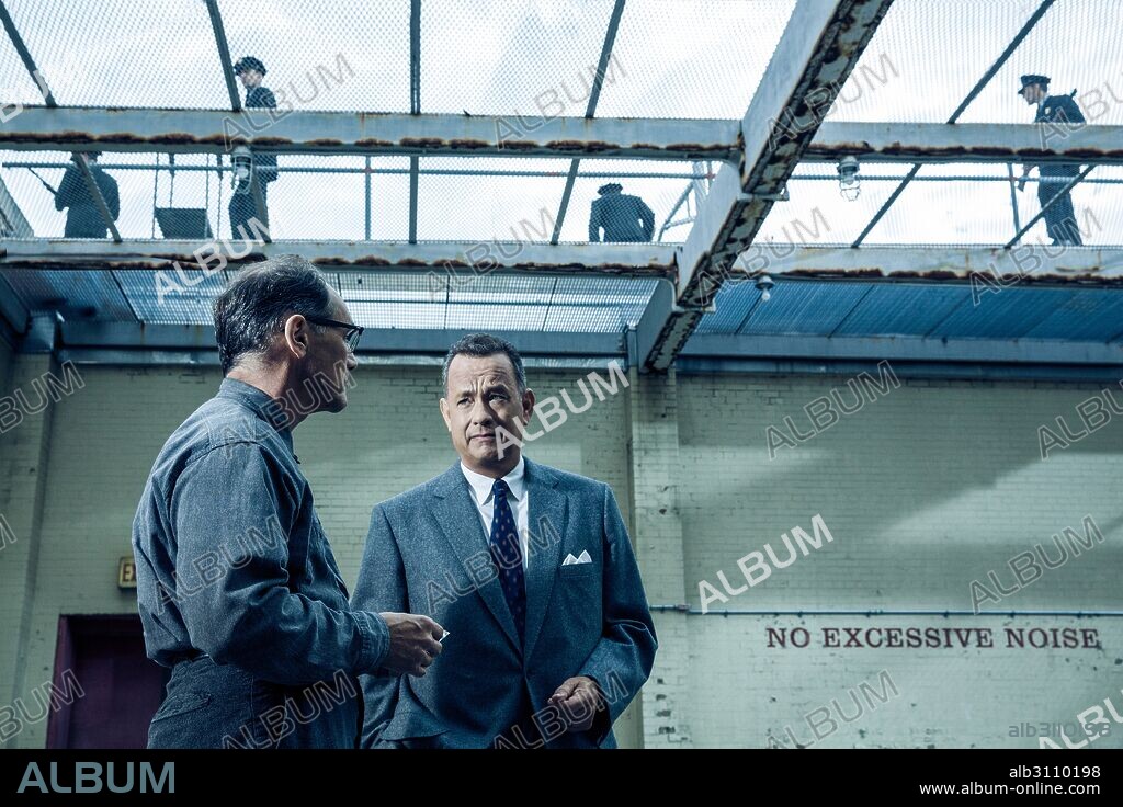 MARK RYLANCE and TOM HANKS in BRIDGE OF SPIES, 2015, directed by STEVEN SPIELBERG. Copyright DREAMWORKS SKG/MARC PLATT PRODUCTIONS/PATICIPANT MEDIA.