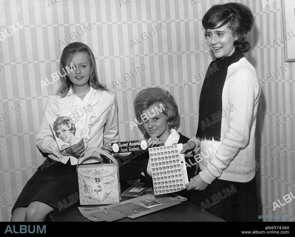 1960-tal.. Utan bildtext Not. Fr. v.: 1:an i Lill-Babs Golden Fan-Club, Lisbeth Åwall, Kerstin Meurk, Kathie Lundström Anm. Tonåringar Idolporträtt Stickat Rysch Halsduk Samhörighet Musikintresse Supporters Leenden Klubbmedlemmar Fritidsintressen Klistermärken Gemenskap Hårspray Tapet Idoler CD240 persons: Kathie Lundström ;Kerstin Meurk ;Lisbeth Åwall ;Barbro Lill-Babs Svensson* sites: SVERIGE.
