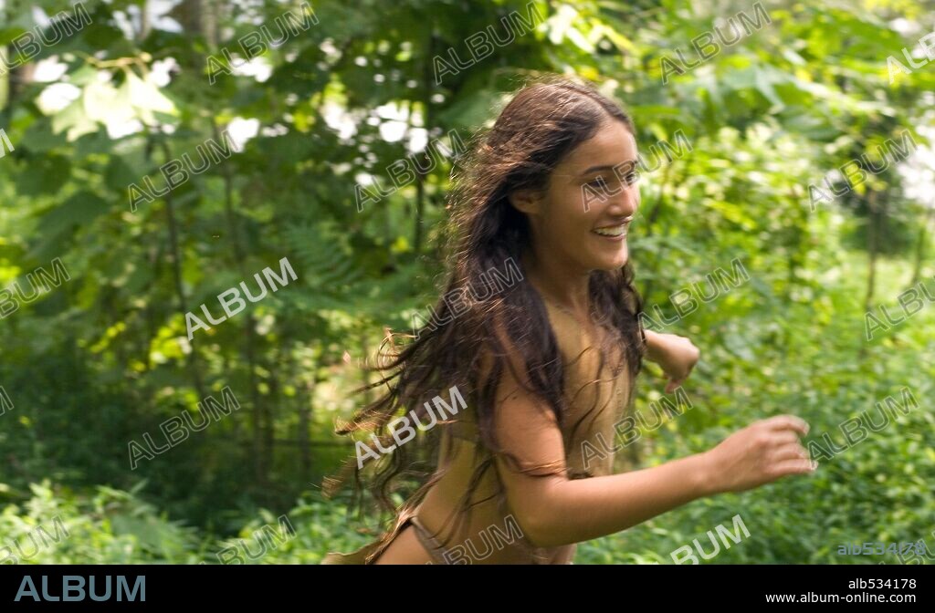 Q'ORIANKA KILCHER in THE NEW WORLD, 2005, directed by TERRENCE MALICK. Copyright NEW LINE CINEMA / WALLACE, MERIE W.