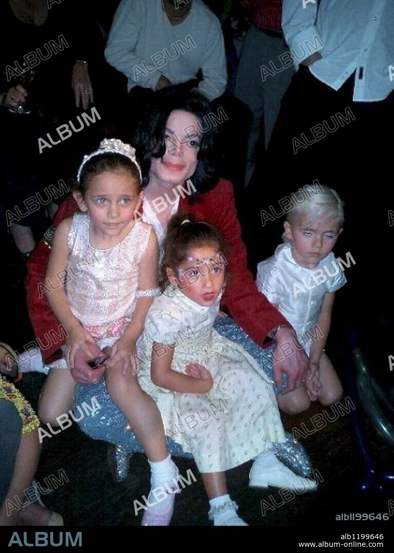 MICHAEL JACKSON, PARIS JACKSON, PRINCE MICHAEL JACKSON, SPENCER MALNIK und PRINCE MICHAEL. MICHAEL JACKSON with PARIS MICHAEL KATHERINE JACKSON, left, SPENCER MALNIK, front center, and MICHAEL JOSEPH JACKSON JR. (PRINCE MICHAEL), right, sitting on Jackson's lap at the forge. Exact date unknown. 27/06/2009