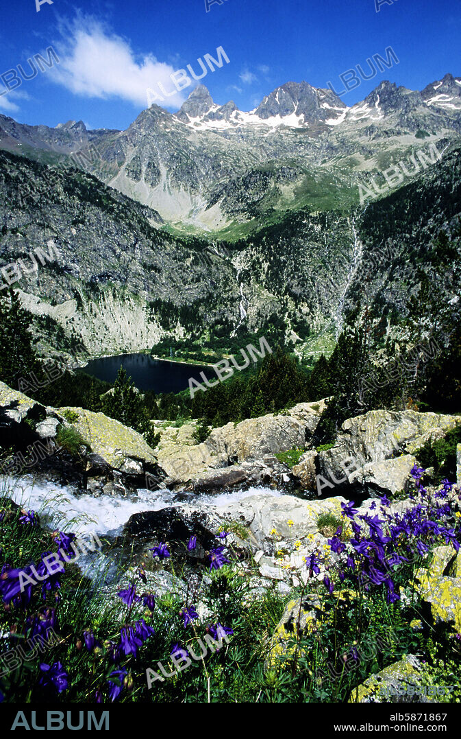 Balneario de Panticosa y paisaje en el Valle de Tena (Pirineos).