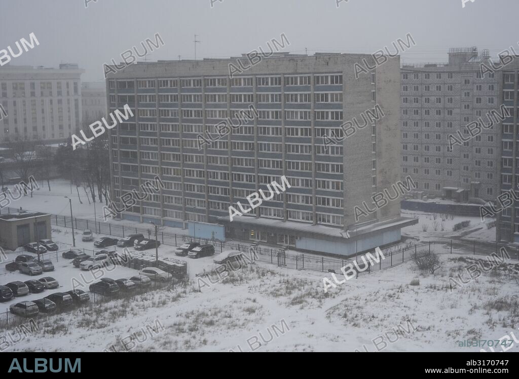 Paisaje invernal. Panorámica de los edificios de viviendas de época soviética cubiertos por la nieve. San Petersburgo. Rusia.
