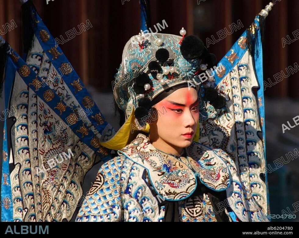 Völkerkunde / China.-Darsteller der Peking Oper im traditionellen Kostüm des jungen Mannes vor dem Kulturpalast der Werktätigen (ehem. Ahnentempel der Ming-und Qing-Kaiser) in Peking (Beijing), China.-Foto, 2007.