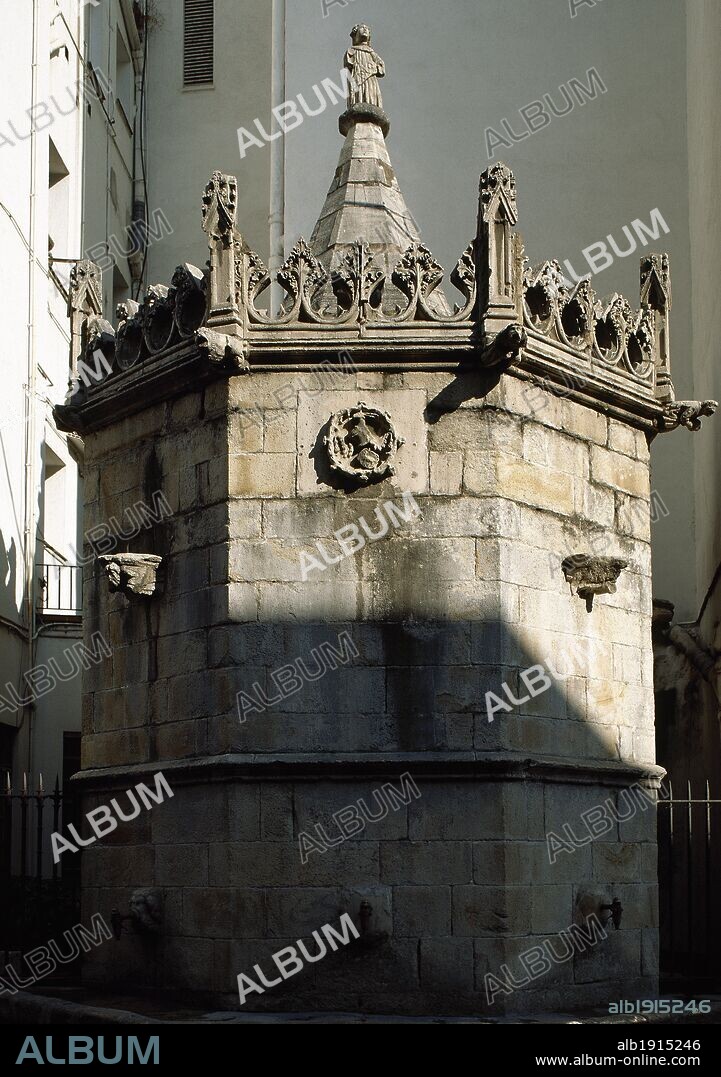 ARTE GOTICO. ESPAÑA. FUENTE GOTICA, de forma octogonal, ubicada en la calle Ample. Pertenecía a la antigua villa medieval de la localidad. Detalle de los nervios decorativos y molduras que coronan la fuente. BLANES. Comarca de la Selva. Provincia de Girona. Cataluña.