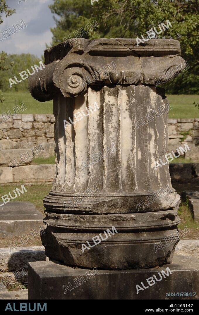 ARTE GRIEGO. GRECIA. COLUMNA JONICA con CAPITEL CON VOLUTAS. OLIMPIA. Provincia de Ilía. Región Peloponeso.