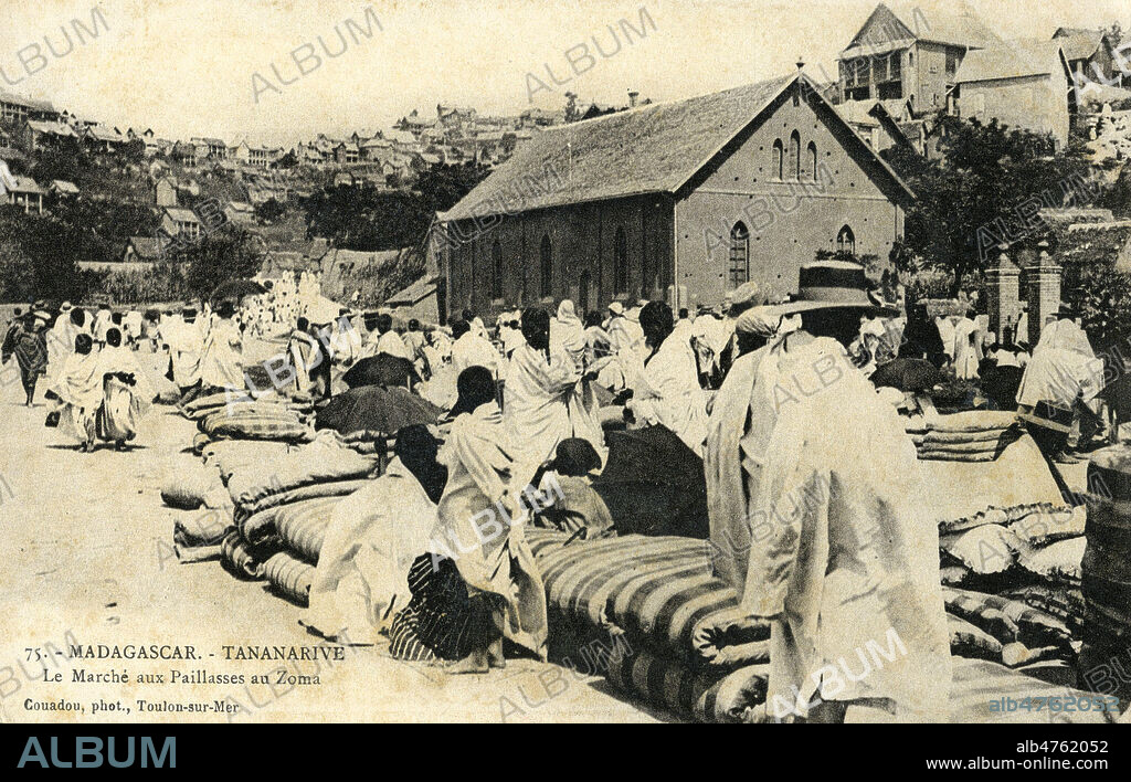 'Madagascar. Tananarive. Le marche aux paillasses au Zoma'. Photographie COUADOU pour une carte postale vers 1910. Credit : Collection IM/KHARBINE-TAPABOR.