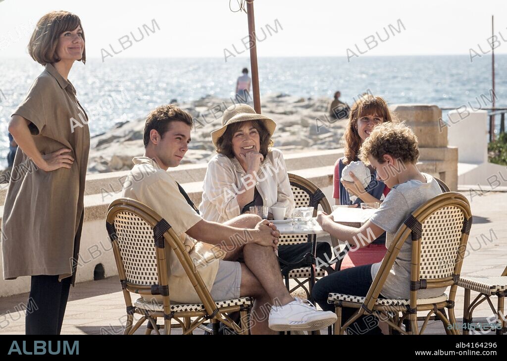 ALEXANDRA JIMENEZ, CARLOS CUEVAS, CARMEN MAURA, LEON MARTINEZ y PAULA MALIA en GENTE QUE VIENE Y BAH, 2018, dirigida por PATRICIA FONT. Copyright ZETA CINEMA.