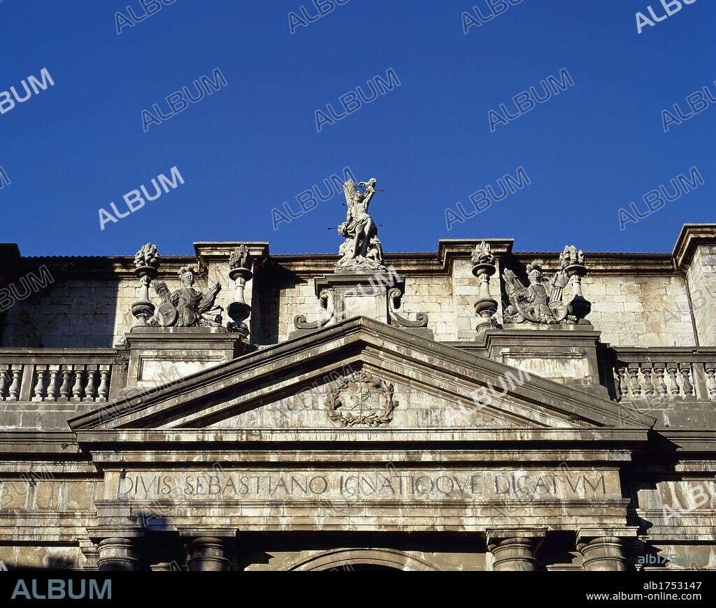 ARTE S. XVIII. ESPAÑA. IGLESIA DE SAN SEBASTIAN DE SOREASU. Detalle del frontón de la gran PORTADA NEOCLASICA, obra del arquitecto Ventura RODRIGUEZ. Fue superpuesta al templo, claro estilo de iglesia gótica vasca. AZPEITIA. Provincia de Guipúzcoa. País Vasco.