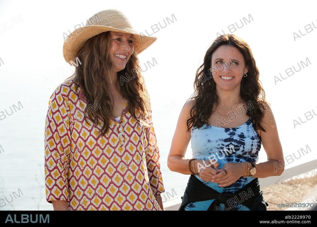 CATHERINE KEENER y JULIA LOUIS-DREYFUS en SOBRAN LAS PALABRAS, 2013 (ENOUGH SAID), dirigida por NICOLE HOLOFCENER. Copyright FOX SEARCHLIGHT PICTURES.