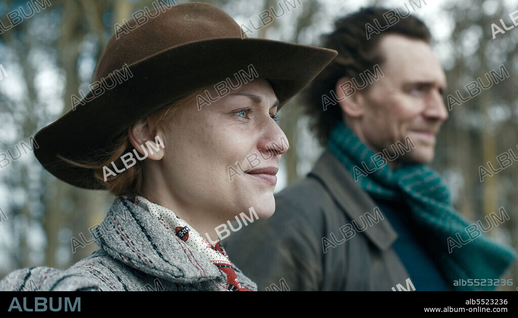 CLAIRE DANES and TOM HIDDLESTON in THE ESSEX SERPENT, 2022, directed by CLIO BARNARD. Copyright SEE-SAW FILMS.