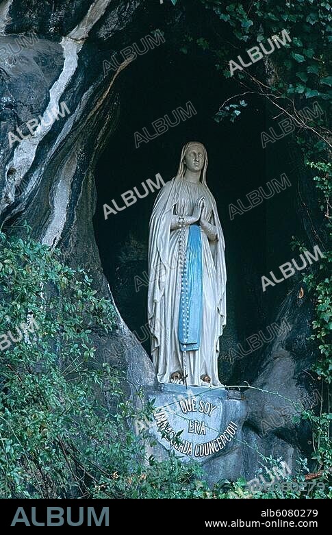 Lourdes (Dep.Hautes-Pyrénées, Midi-Pyrénées, Frankreich), Grotte de Massabielle (Grotte der Marienerscheinun der Hl.Bernadette Soubirous 1858; einer der bedeutendesten katholischen Wallfahrtsorte). /-Teilansicht: Marienstatue in der Erscheinungsnische (1863 nach Angaben von Bernadette Soubirous).-/ Foto, 1998.