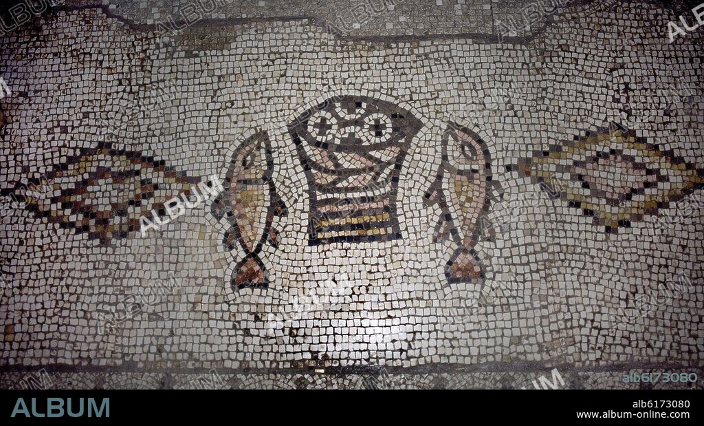 INTERIOR-DET MOSAICO QUE CONMEMORA EL MILAGRO DE LOS PANES Y PECES-BIZANTINO.