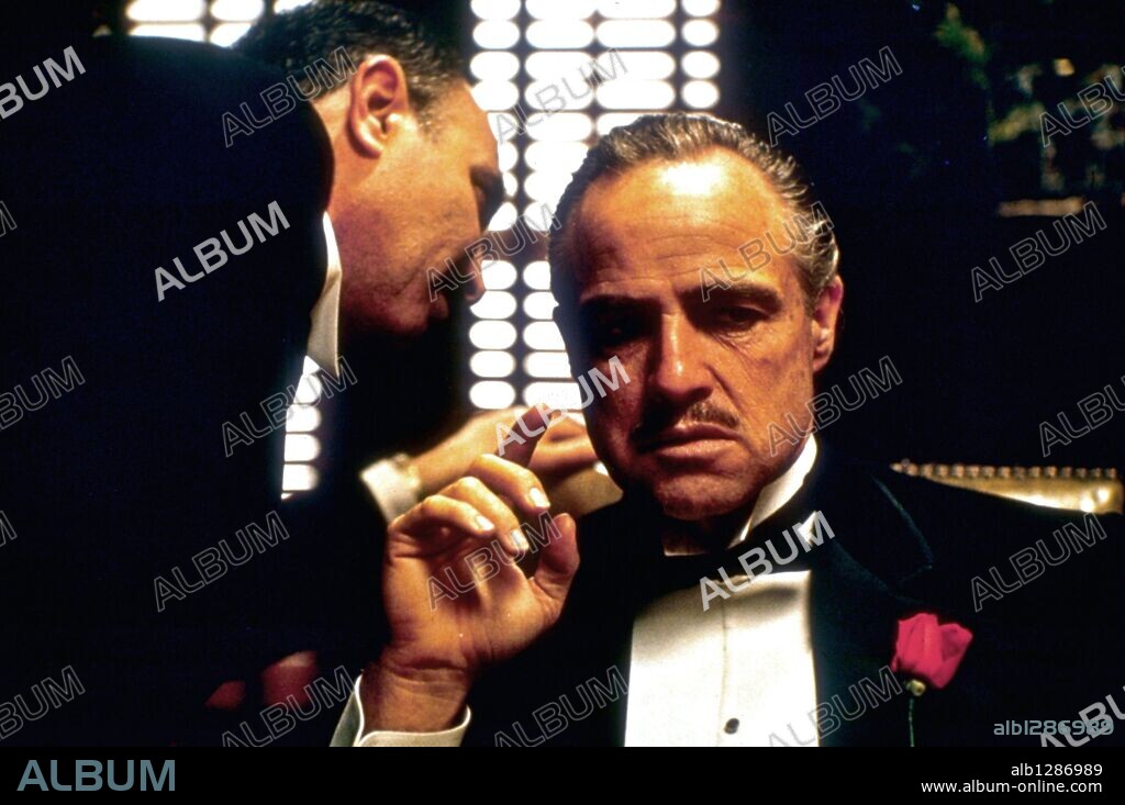 MARLON BRANDO et SALVATORE CORSITTO dans THE GODFATHER, 1972, réalisé par FRANCIS FORD COPPOLA. Copyright PARAMOUNT PICTURES.