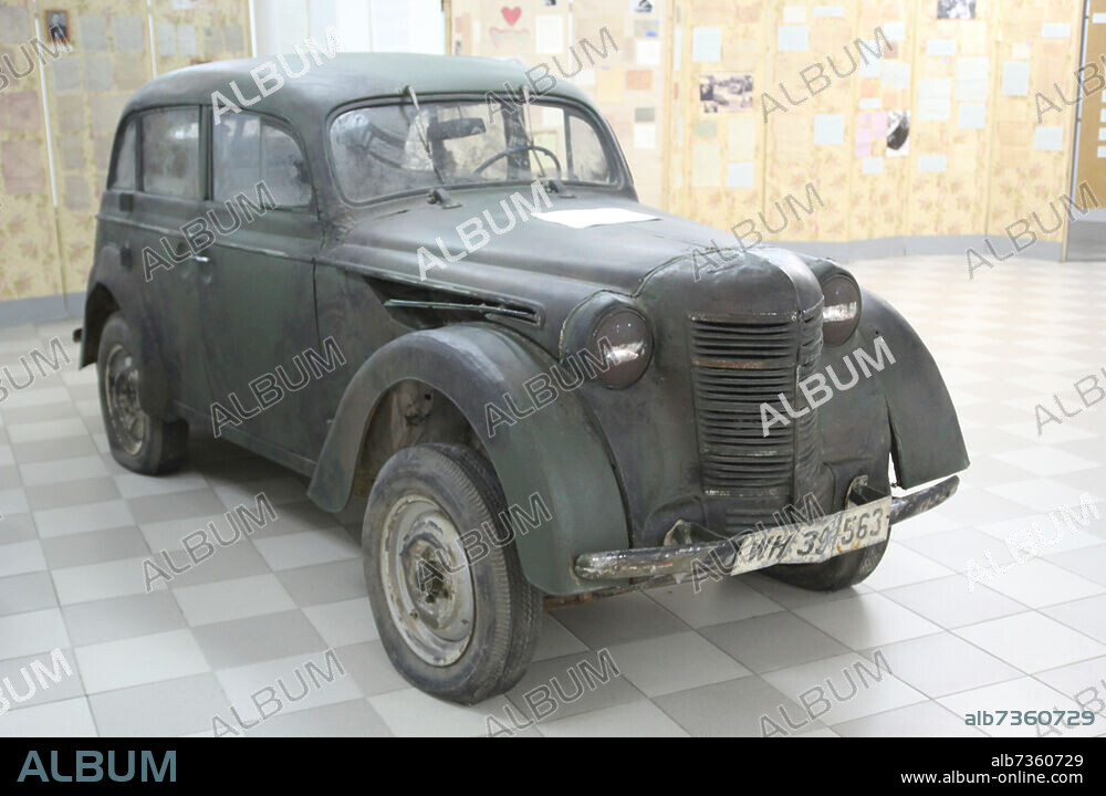 Stalingrad, der Keller des ehemaligen Kaufhauses Univermag, wo Paulus Ende Januar 1943 sein letztes Hauptquartier hatte, heute ist der historische Kellerbereich ein Teil des Gedächtnis Museums. Dieses Fahrzeug (Opel) soll aus Einzelteilen eines Opel-Werkes aus der sowjetischen Besatzungszone zusammen gesetzt worden sein.