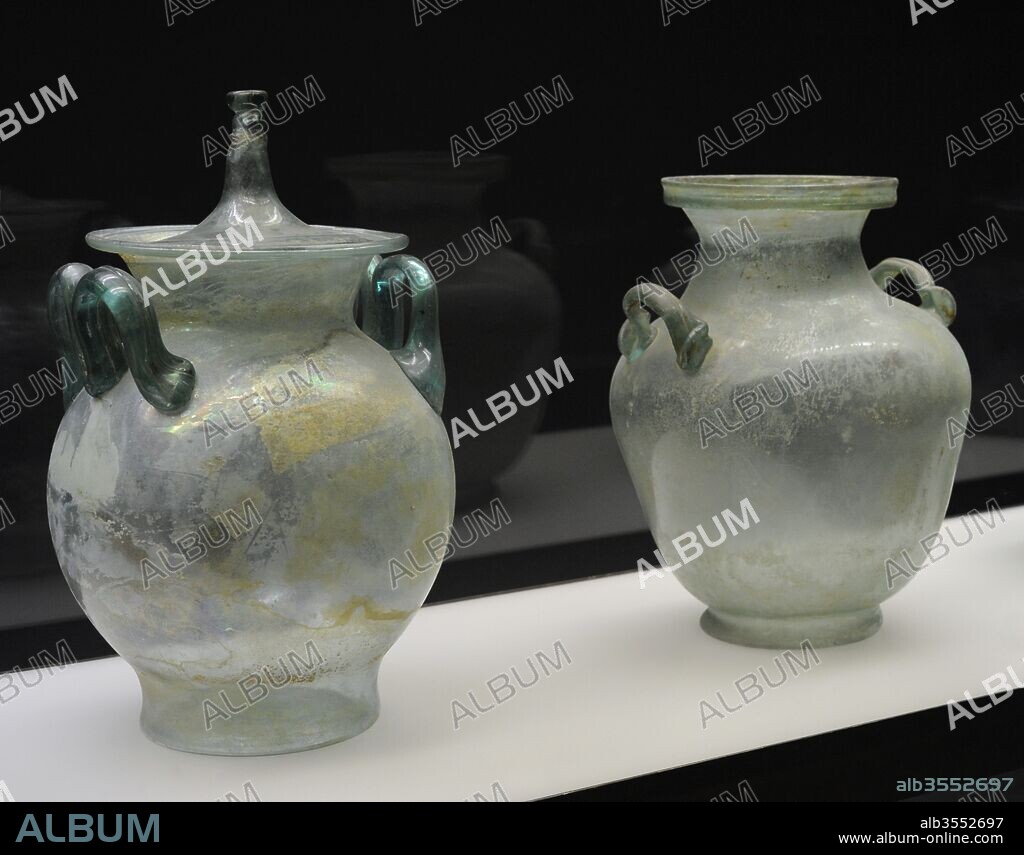Urna con tapa, procedente de la calle Aachener, Colonia (Alemania) y urna, procedente de Colonia, Alemania. Cristal. Museo Romano-Germánico. Colonia. Alemania.